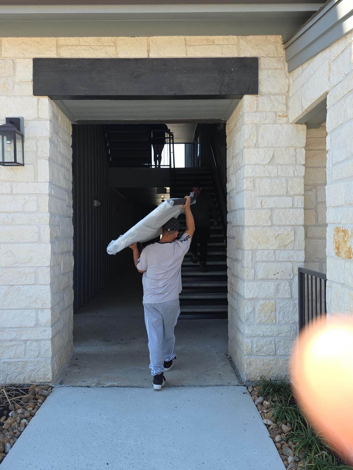 Same day movers in Houston handling an urgent moving job